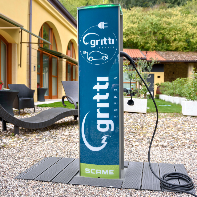 PRIMA COLONNINA DI RICARICA PER LE AUTO ELETTRICHE